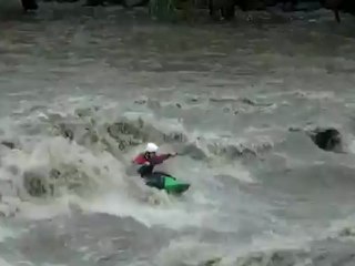 Crue du Gave de Pau : beau surf bondissant de Korian