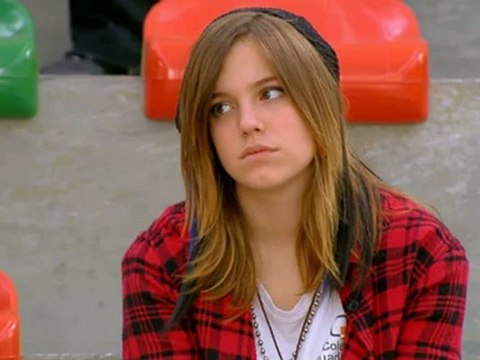 Gil flagra Lia observando o beijo de Dinho e Ju