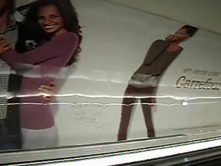 Barbouillage des pubs du couloir de Montparnasse