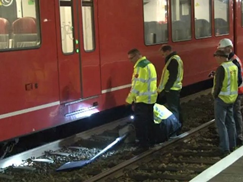 Onbekenden gooien betonblok op rails Martenshoek