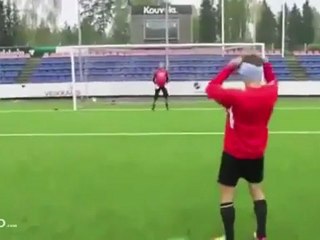 لاعب يسدد ركلة جزاء بطريقة خرافية وهو مغمض العينين!