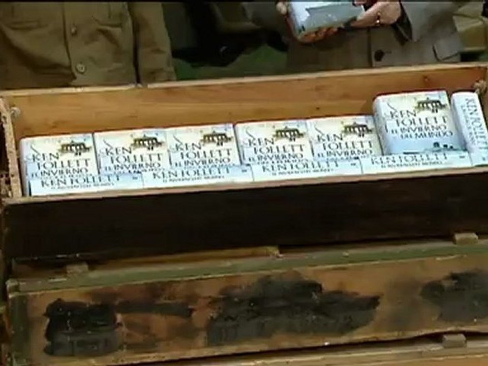 Ken Follet quiere que la gente apague el televisor y lea sus libros