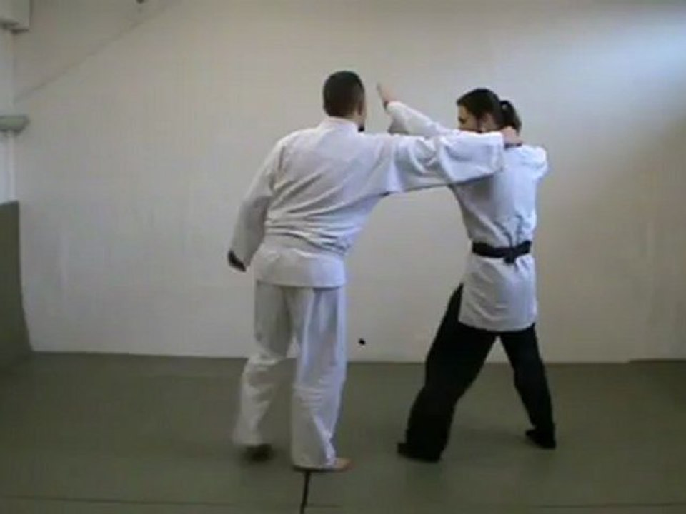 ushiro eri dori (henka oshi) :  uchi sabaki