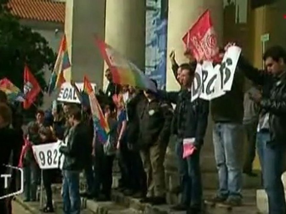 Contre-manif du MJS 85 au rassemblement d'Alliance Vita contre le mariage pour tous - Reportage TV Vendée