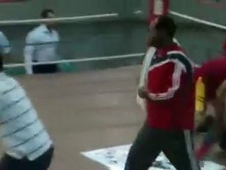 Un boxeur se fait vite calmer