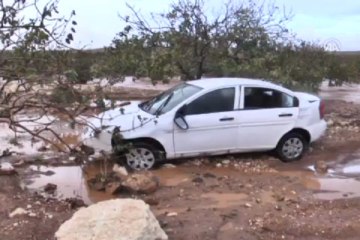 Yolcu otobüsü sele kapıldı