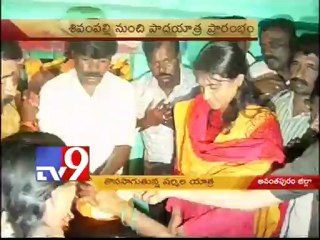 Sharmila munches snacks on the way
