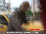 Bıçak bilerken elini kesen acemi kasaptan, kameramana şapkalı tepk