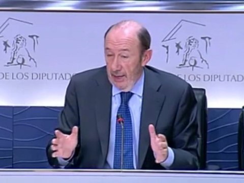 Rubalcaba, comparece tres días después de la hecatombe electoral para anuciar que no dimite