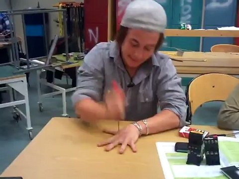 Jeu du couteau entre les doigts