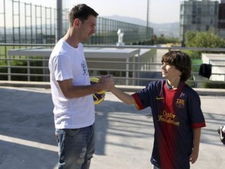 Un jeune joueur sans pieds défie Lionel Messi !