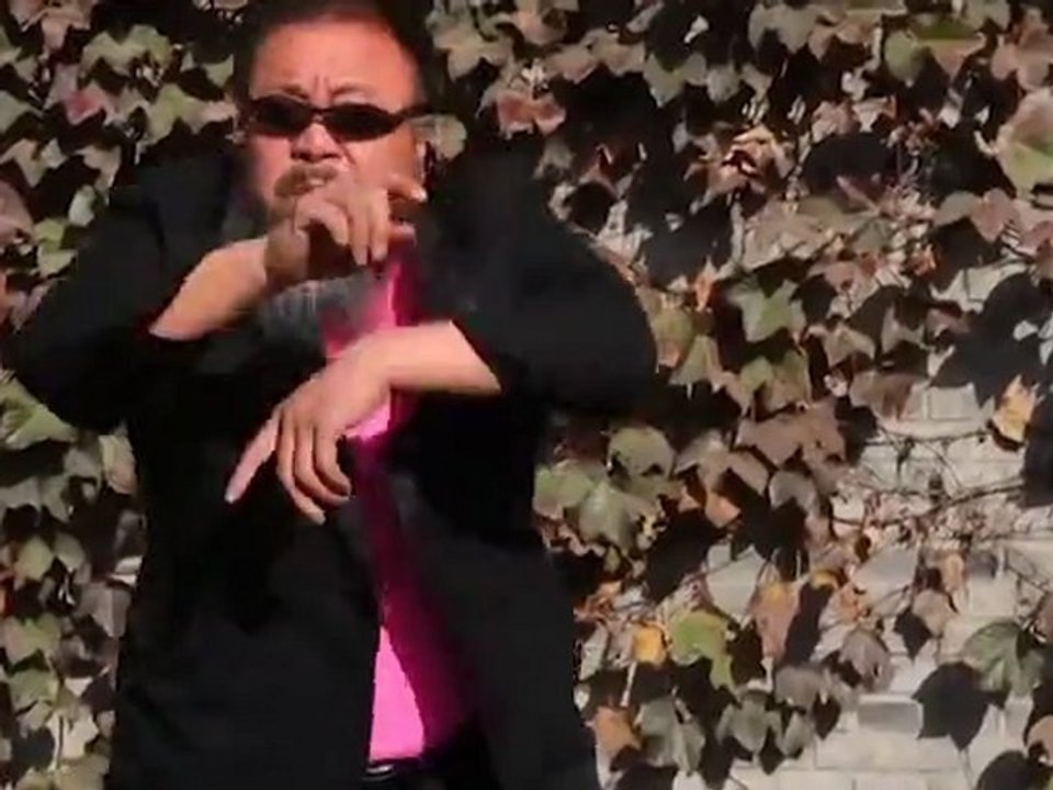 Ai Wei Wei interprète "Gangnam Style" avec des menottes
