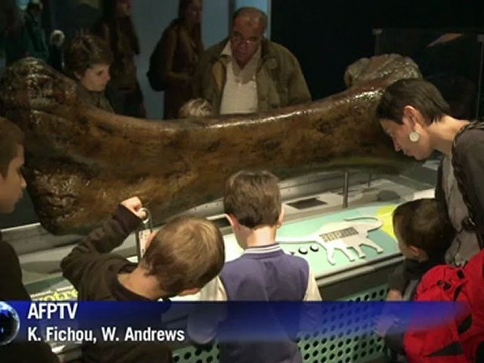 Dinosaur exhibition opens in Paris