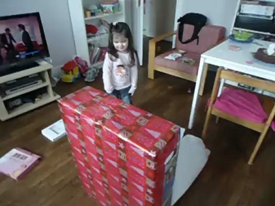 Meïline ouvre son cadeau pour ses 3 ans