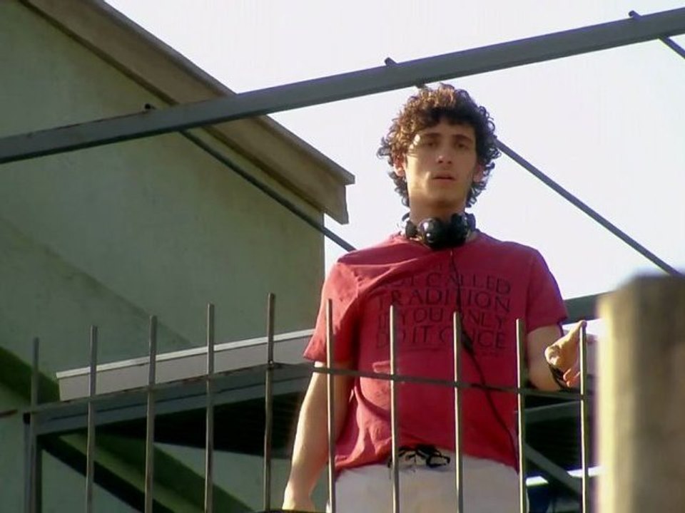 Dinho vê Gil beijando Lia