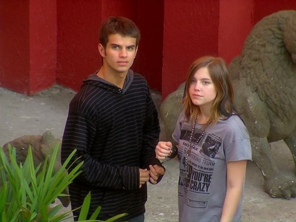 Gil questiona Lia sobre Dinho