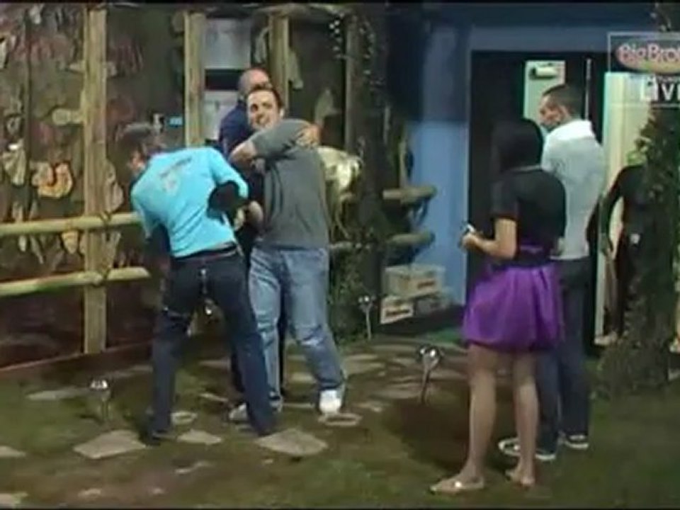 Cora beim Fussball Spielen und danach fliegt sie in den Pool :-)