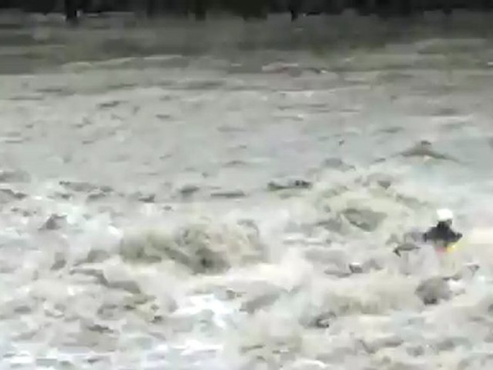 Crue du Gave de Pau : Antoine dans la dernière vague & kayak slalom