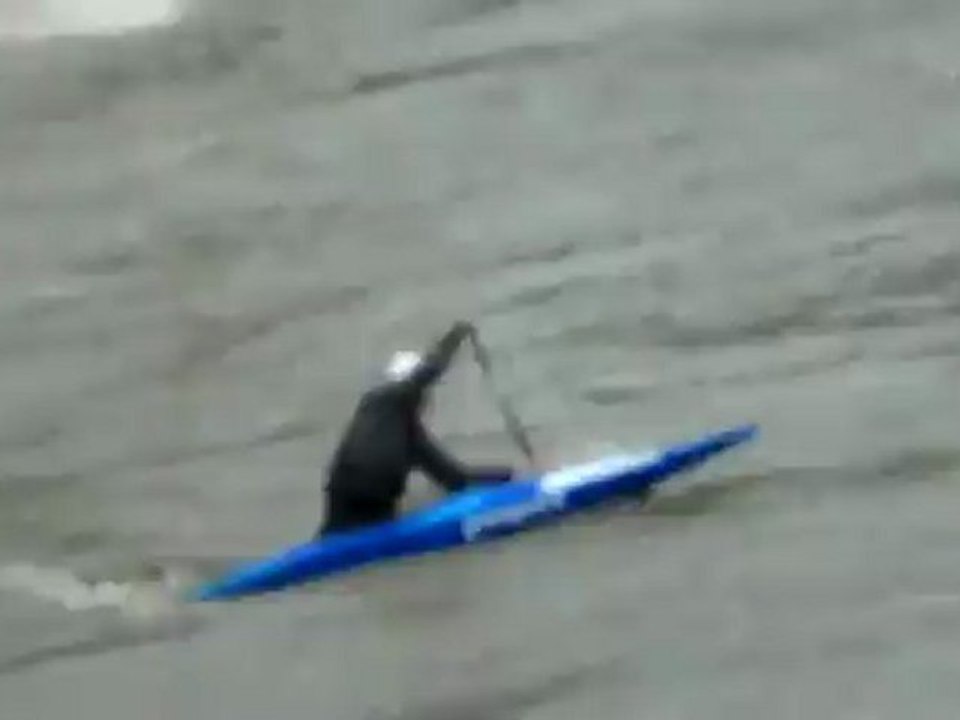 Crue du Gave de Pau : beau surf en canoë