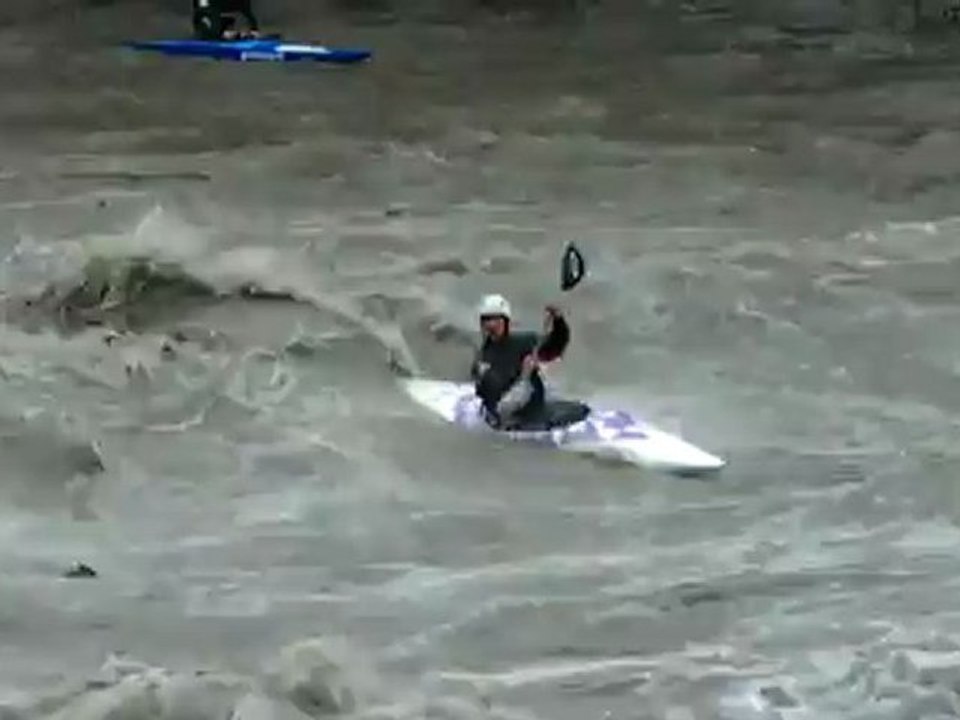 Crue du Gave de Pau : surf en kayak slalom