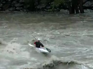 Crue du Gave de Pau : 2 kayaks slalom en surf