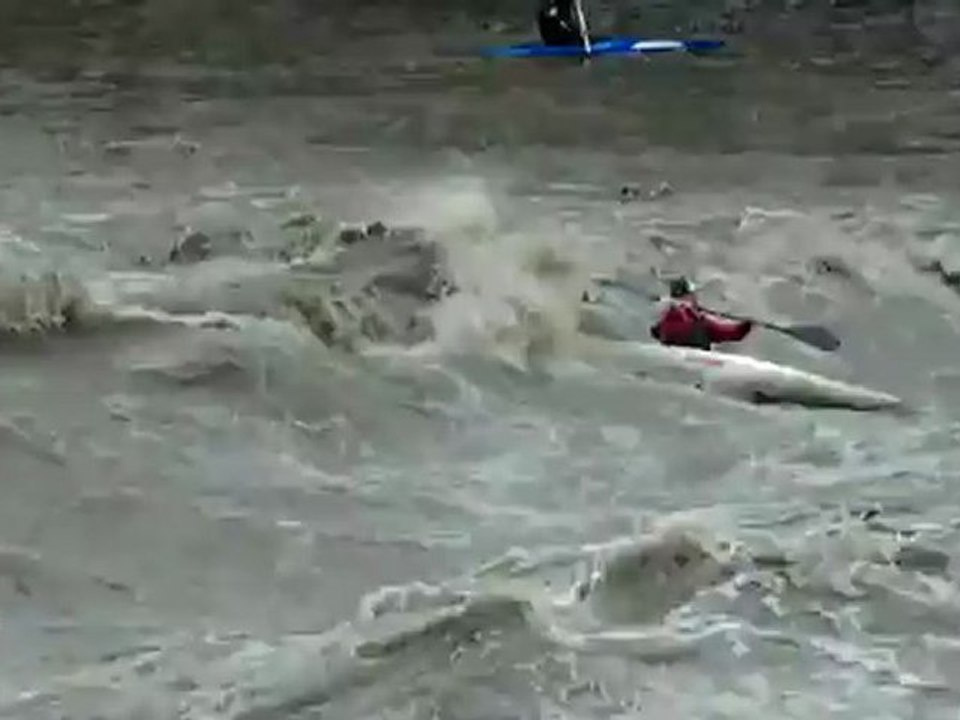 Crue du Gave de Pau : slalomeurs en kayak et canoë