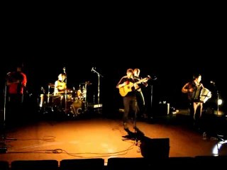 Les Génisses dans l'maïs de retour avec le Stabul Orchestra