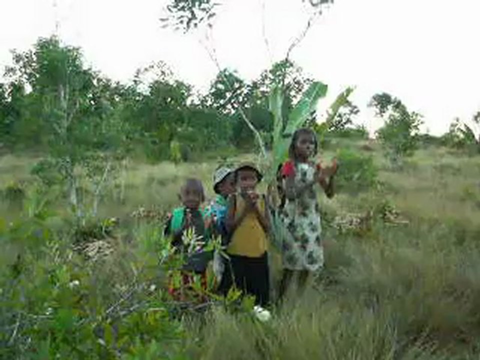PICT5603Madagascar, accueil par les chants d'enfants à Manakara le 18 mai 2006