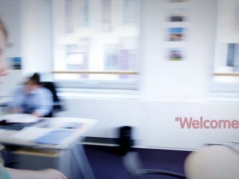 Série 3 : épisode 1, Welcome, version audiodécrite