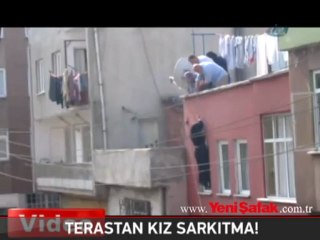 Terastan kız sarkıtma!