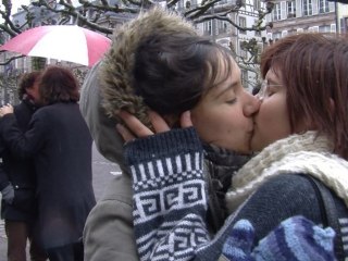 Les Jeunes Écologistes s'embrassent pour le mariage homosexuel