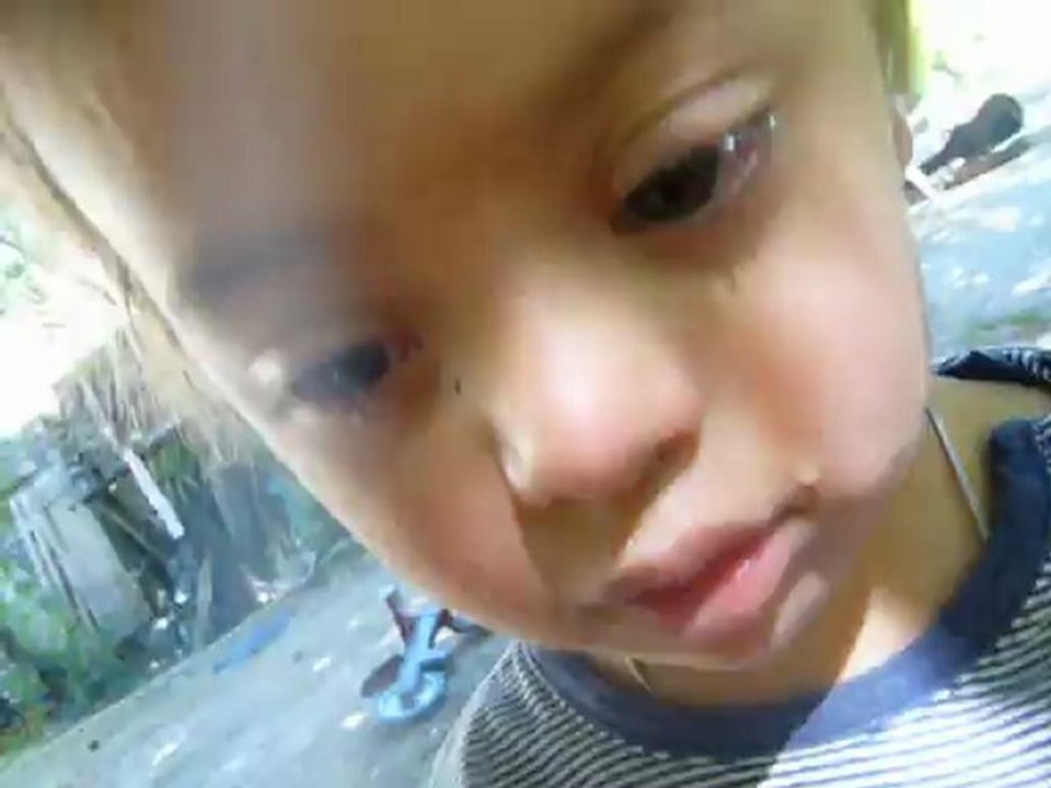 petit cousin qui pleur