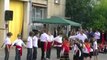 Des élèves des cours de  portugais dansent dans la fête de l'école