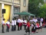 Des élèves des cours de  portugais dansent dans la fête de l'école