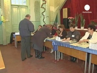 Ucrania vota bajo la atenta mirada de la comunidad...