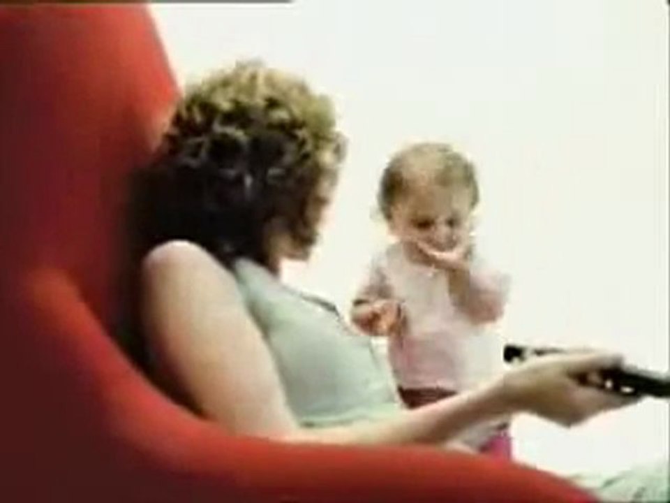 Şirin Küçük Kızın Dijitürk Reklamındaki Komik Hareketleri