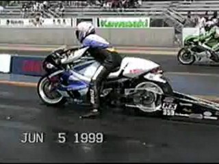 Kille som kör Mc på strippen får kolv i bröstet