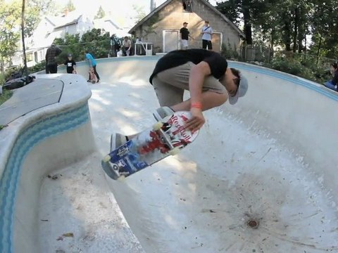 Tom Schaar and Alex Sorgente Bowl Session - Skaters In New York 2012