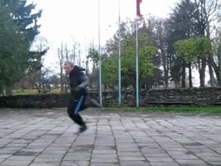 Парень прикольно танцует под "Семь сорок"