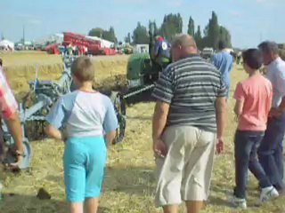 SFV 402 à Laventie tractant une charrue balance