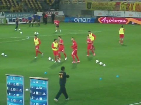 Είσοδος παικτών Ολυμπιακού για προθέρμανση