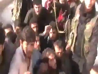 شبيح يهتف لبيك يا الله ويصفق بعد اسره ههههههههههههههه