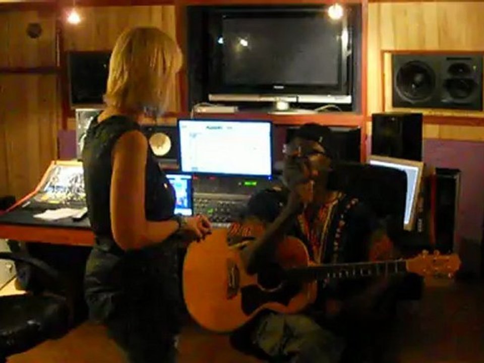 Marilyn  et le Père LENNE accompagné de la guitarde de Mr Shakä Râ Mutela,