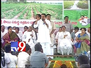 CM Kiran speaks with Indira Jala Prabha beneficiaries at Dubbaka