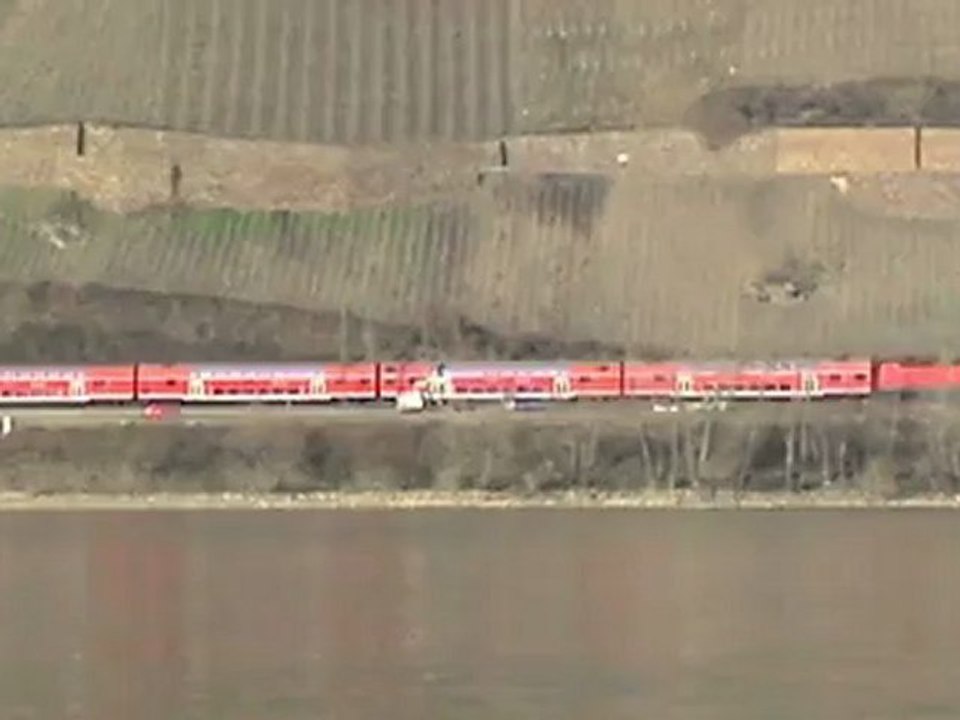 Züge und Schiffe bei Filsen und dem Bopparder Hamm