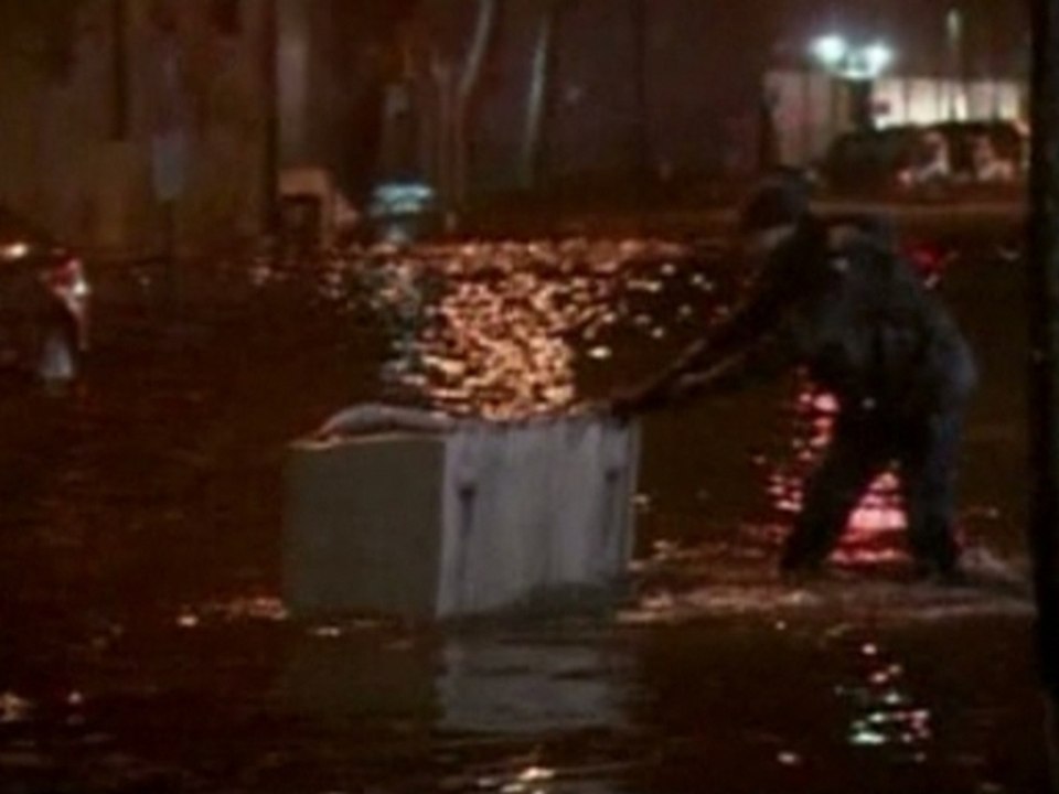 Sandy floods lower Manhattan