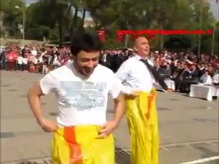 Ünye Cumhuriyet Meydanı'nda çuval yarışması