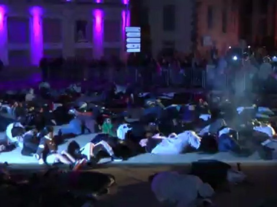 Les danseurs de Thrill the World sur l’esplanade Gambetta à Carcassonne :