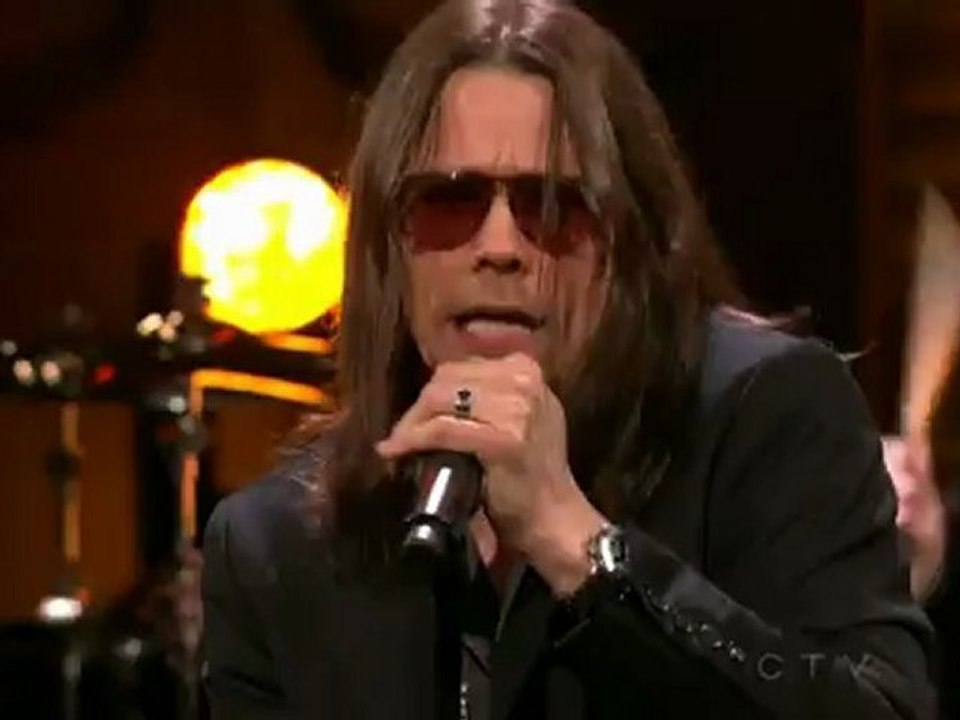 Slash ft. Myles Kennedy & the Conspirators - Standing In The Sun (Live On Conan O`Brien) HD
