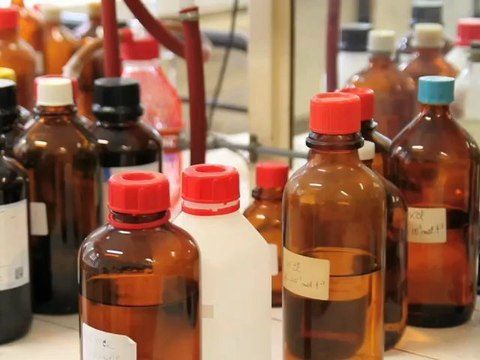 Portrait de J.PIARD, professeur agrégé en chimie à l'ENS-cachan